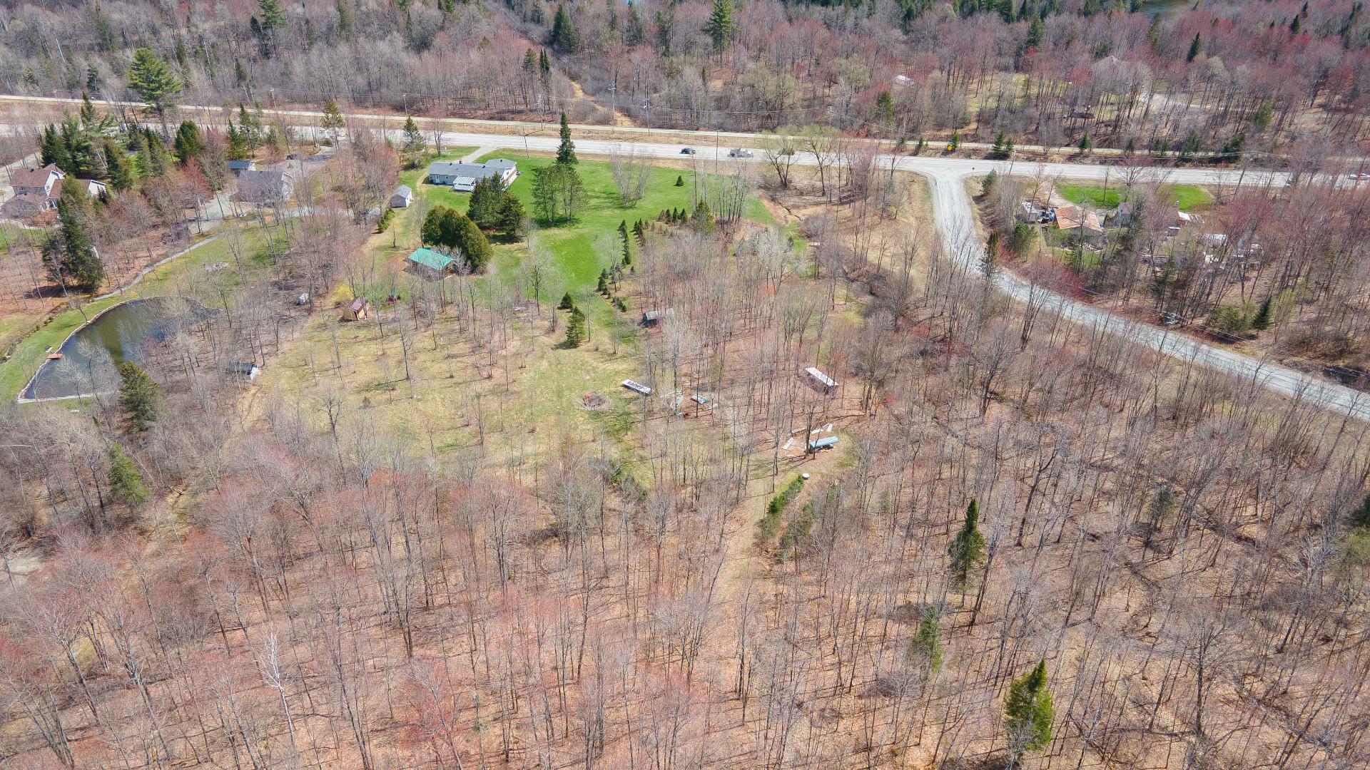 Maison chaleureuse sur 6 acres de terrain à Canton de Hatley Montreal