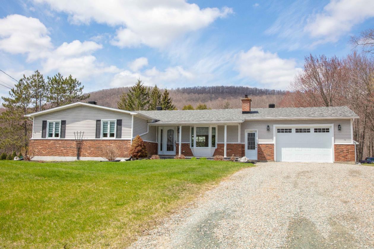 Maison chaleureuse sur 6 acres de terrain à Canton de Hatley Montreal