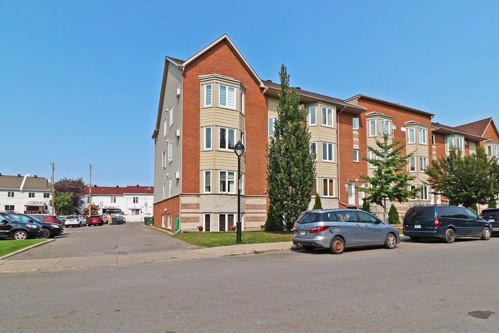 Condo 2 chambres à 5 min de la gare de PointeauxTrembles Montreal