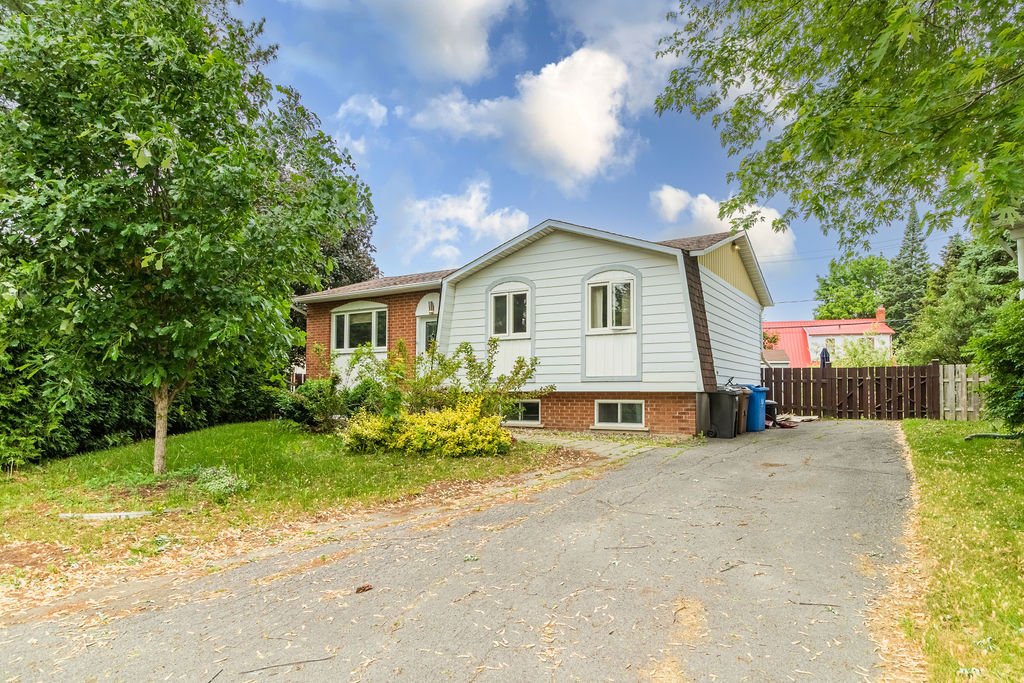 Grande maison de 4 chambres sur magnifique terrain à StBasileleGrand